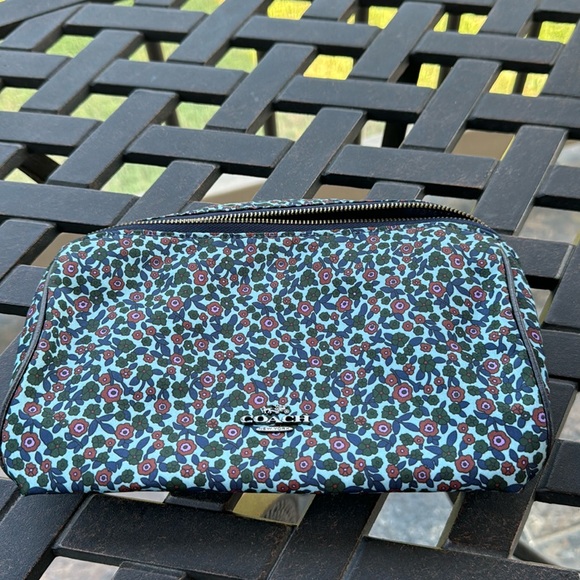Coach fabric cosmetic bag in EUC - Picture 1 of 9